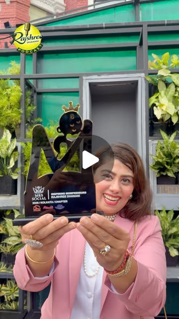 Rajshree Dhanani holding her Kolkata’s Inspiring Mompreneur recognition from Mrs. Social 2026